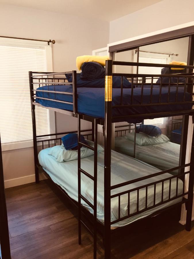 240 Usc Turquoise House Bed & Breakfast Los Angeles Bagian luar foto